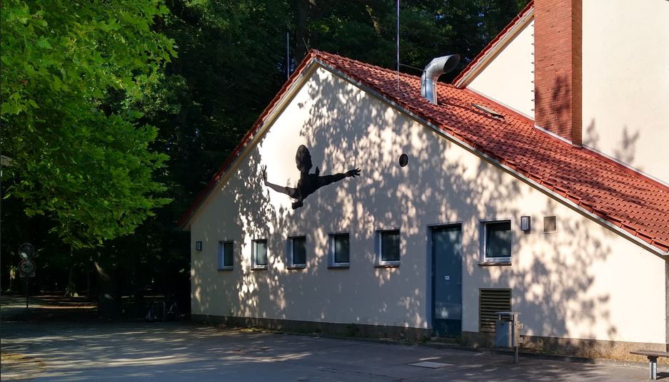 Arbeit "Spiel" auf die Giebelwand der Turnhalle der Waldschule in Münster-Kinderhaus | Foto: Martina Lückener