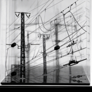 „Unter Strom“, Objekt / Acrylglas, (4 auf transparentes Acrylglas gezogene Fotografien hintereinander angeordnet), Kubus 30x30 cm, 2024
