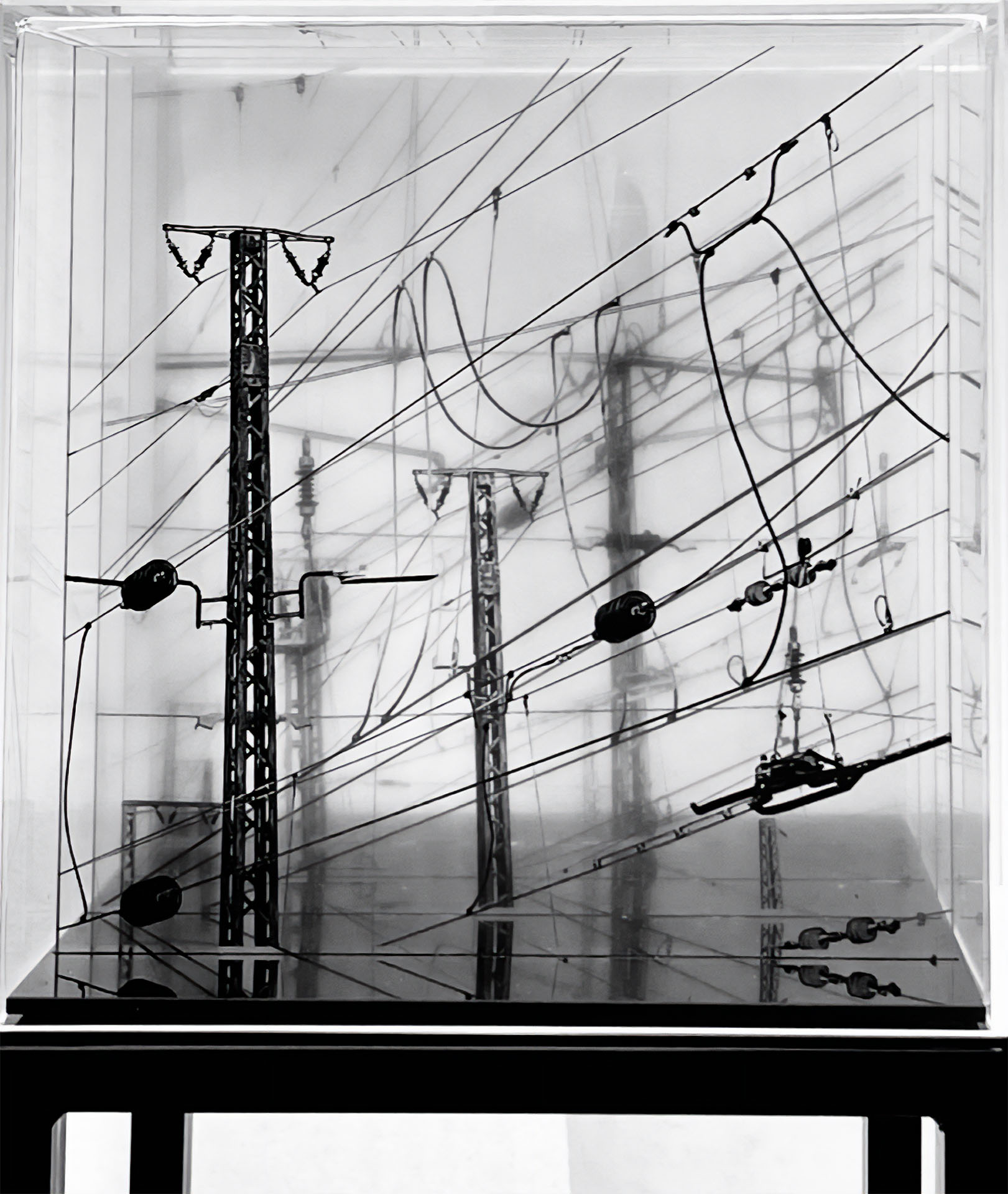„Unter Strom“, Objekt / Acrylglas, (4 auf transparentes Acrylglas gezogene Fotografien hintereinander angeordnet), Kubus 30x30 cm, 2024
