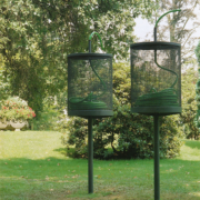 Kristina Hoppe – Korbbluütler, Stahl lackiert, Wasserschlauch, 75x290cm, Stadt_Holzminden, 1993