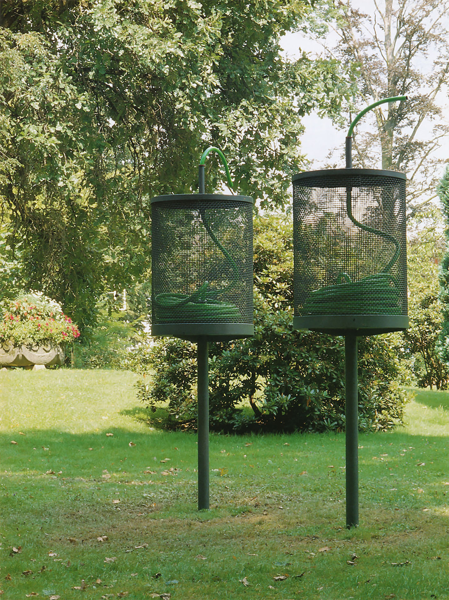 Kristina Hoppe – Korbbluütler, Stahl lackiert, Wasserschlauch, 75x290cm, Stadt_Holzminden, 1993